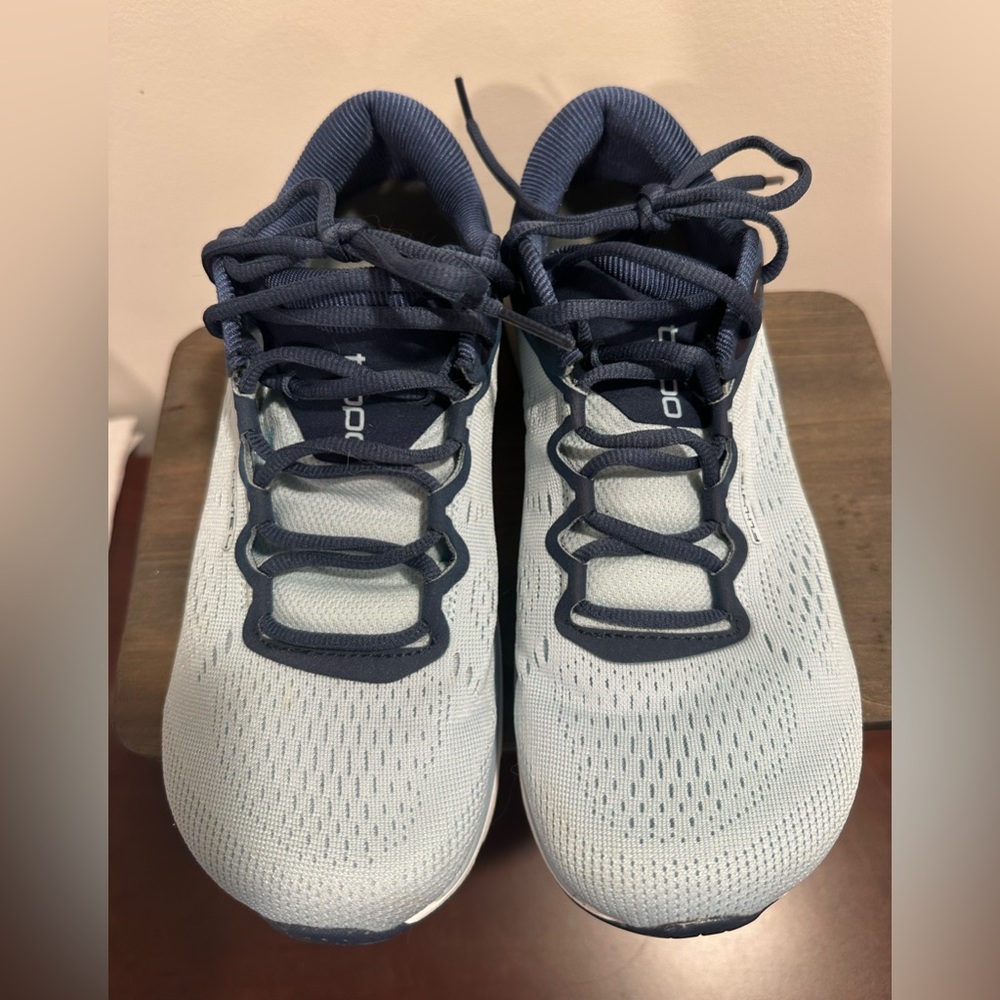 Topos Women’s Fly-Lite 4 in Powder blue, navy and white Athletic Sneakers, 7.5